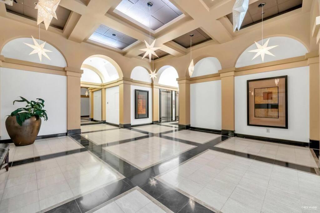 Modern Condo In The Heart Of Dt Overlooking City Vancouver Eksteriør bilde